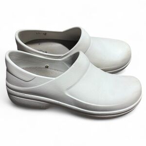 Crocs dual comfort white clogs nursing womans Size 8